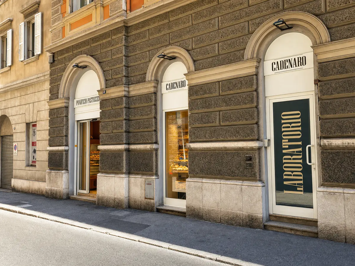 La facciata del panificio pasticceria Cadenaro in via Pierluigi da Palestrina a Trieste: le tre arcate con le vetrine e, a destra, la porta a vetri del laboratorio