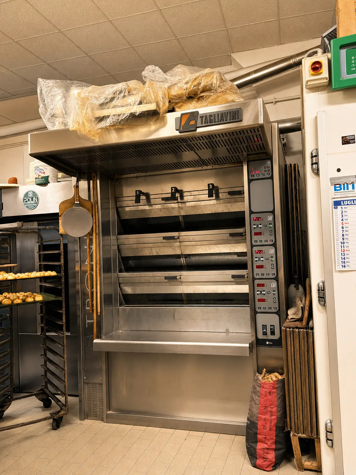 Il forno a piani del laboratorio, con il carrello delle teglie pronto accanto