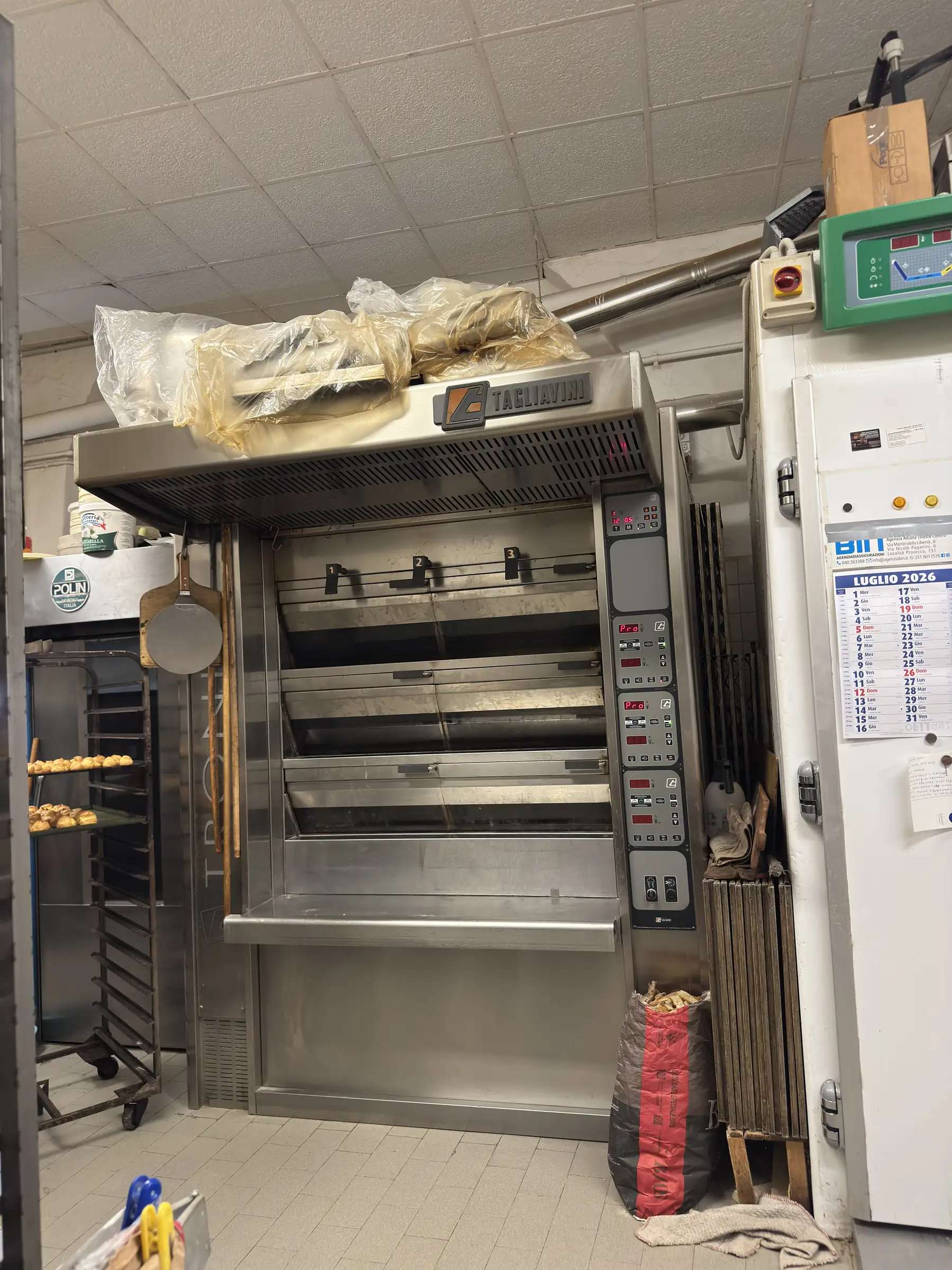 Il forno a piani del laboratorio, con il carrello delle teglie pronto accanto