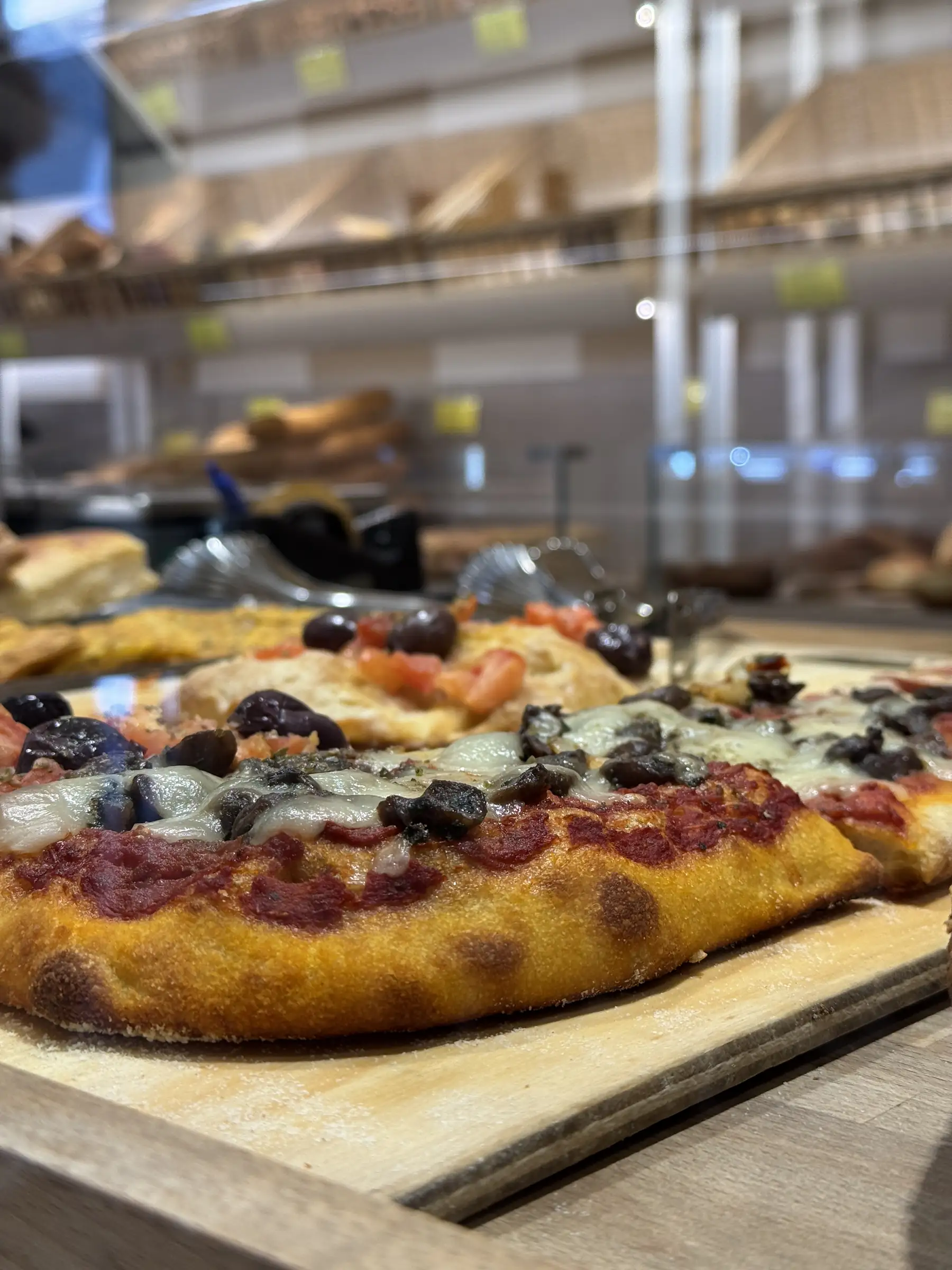 Pizza in teglia appena tagliata sul banco del salato