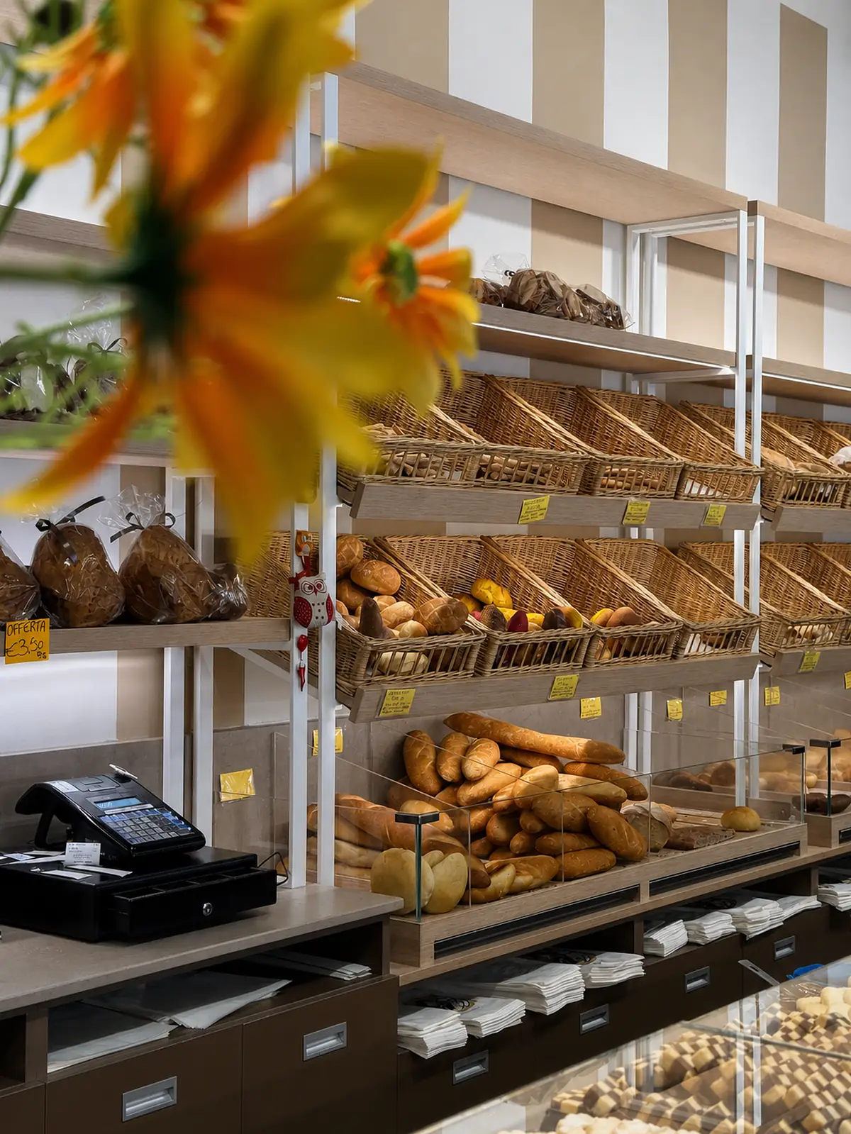 Lo scaffale del pane con i cesti di vimini, visto per lungo