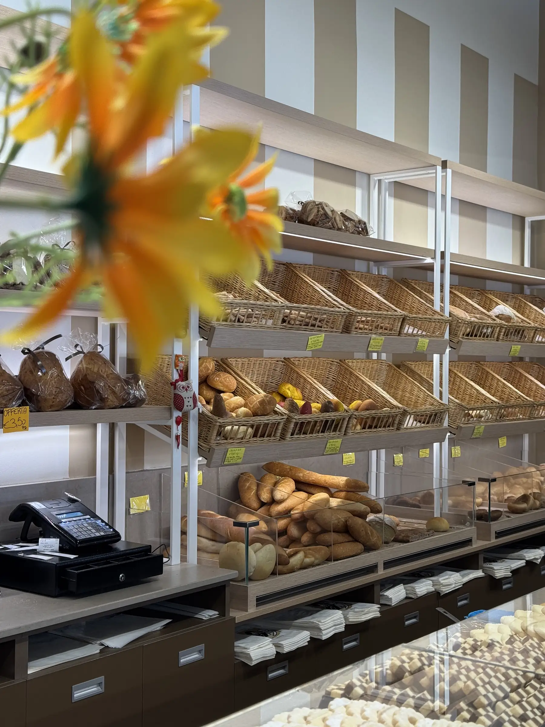 Lo scaffale del pane con i cesti di vimini, visto per lungo