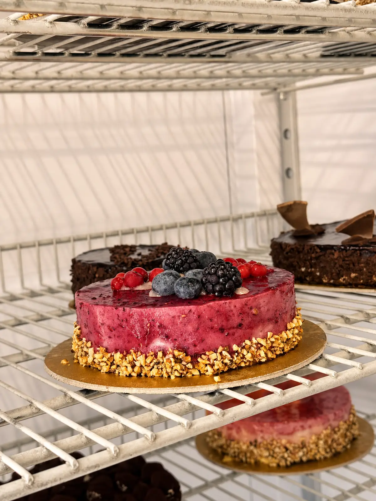 Torta ai frutti di bosco nella vetrina refrigerata
