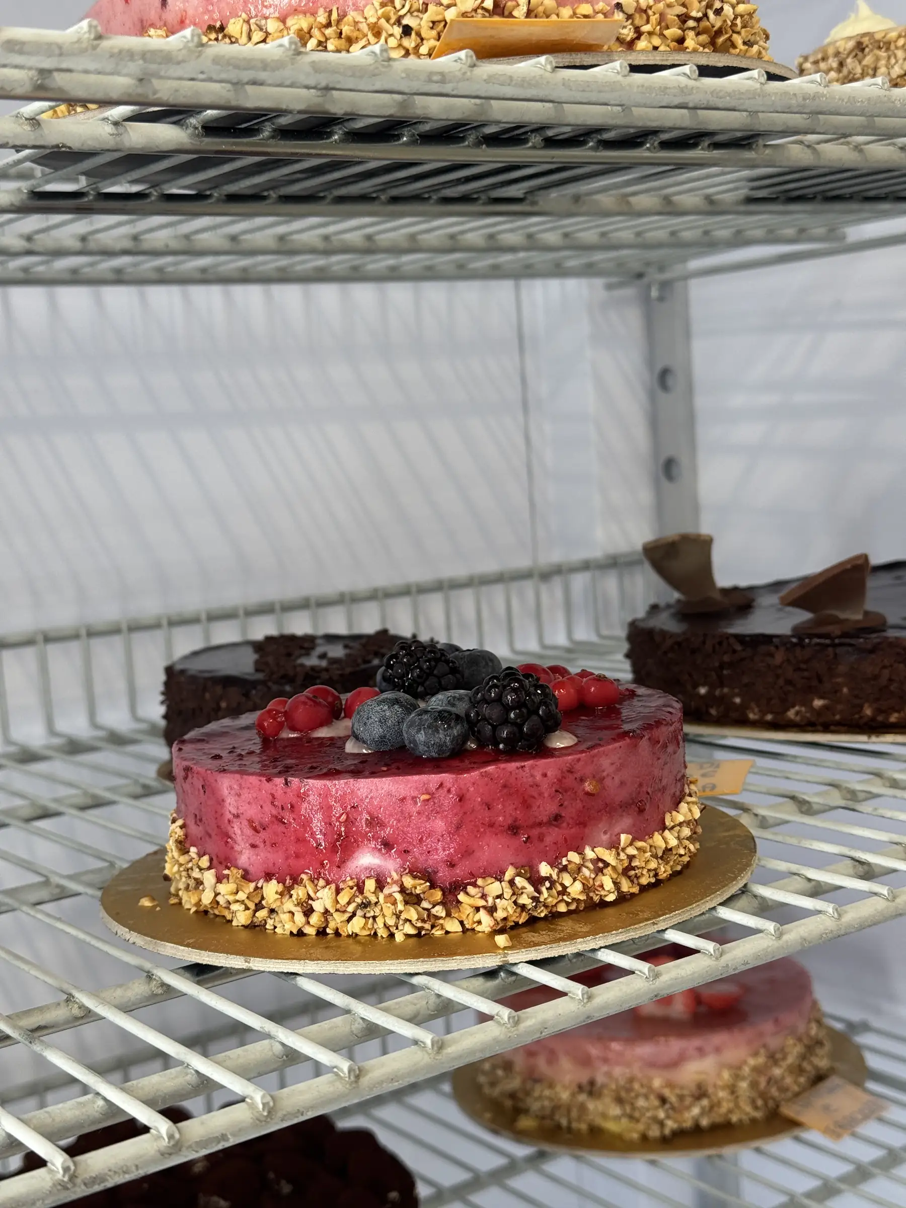 Torta ai frutti di bosco nella vetrina refrigerata