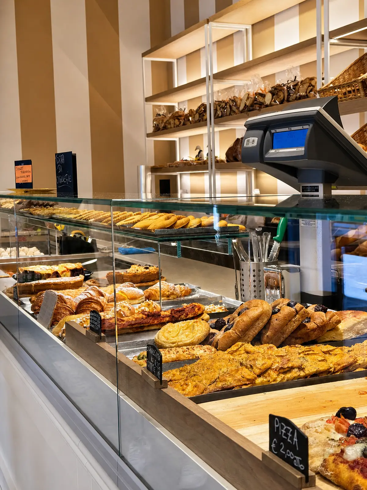 Il banco del salato con pizze e focacce, accanto a quello del pane