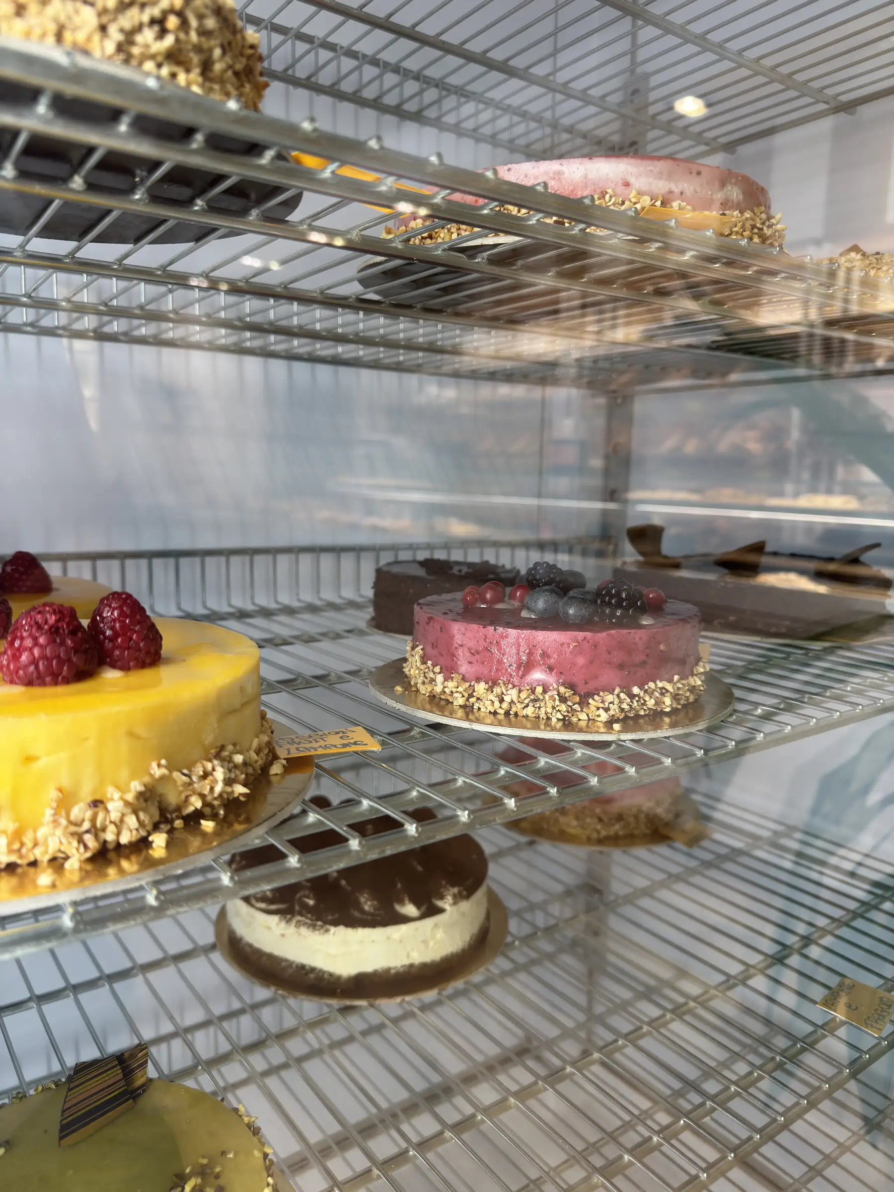 Torte alla frutta e classiche nella vetrina refrigerata del negozio
